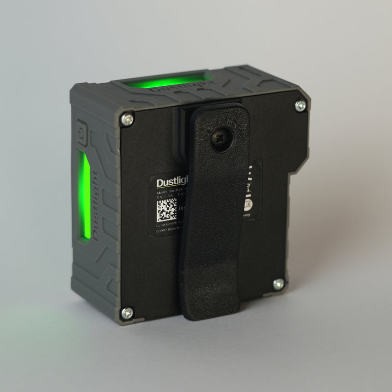 Dustlight A-Staub Messgerät zur Überwachung der Luftqualität am Arbeitsplatz, robust und tragbar für den industriellen Einsatz. Grüne LED deutet auf eine Staubexposition unter dem Schwellwert hin.