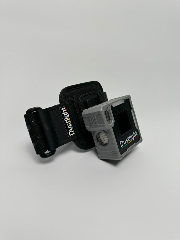 Das flexible Klick Fast Armband ermöglicht es dem Träger ein Dustlight am Oberarm, Unterarm oder Handgelenk zu befestigen. Zum einfachen Ablesen kann das Dustlight am Armband um 360° gedreht und in 7 Positionen arretiert werden.